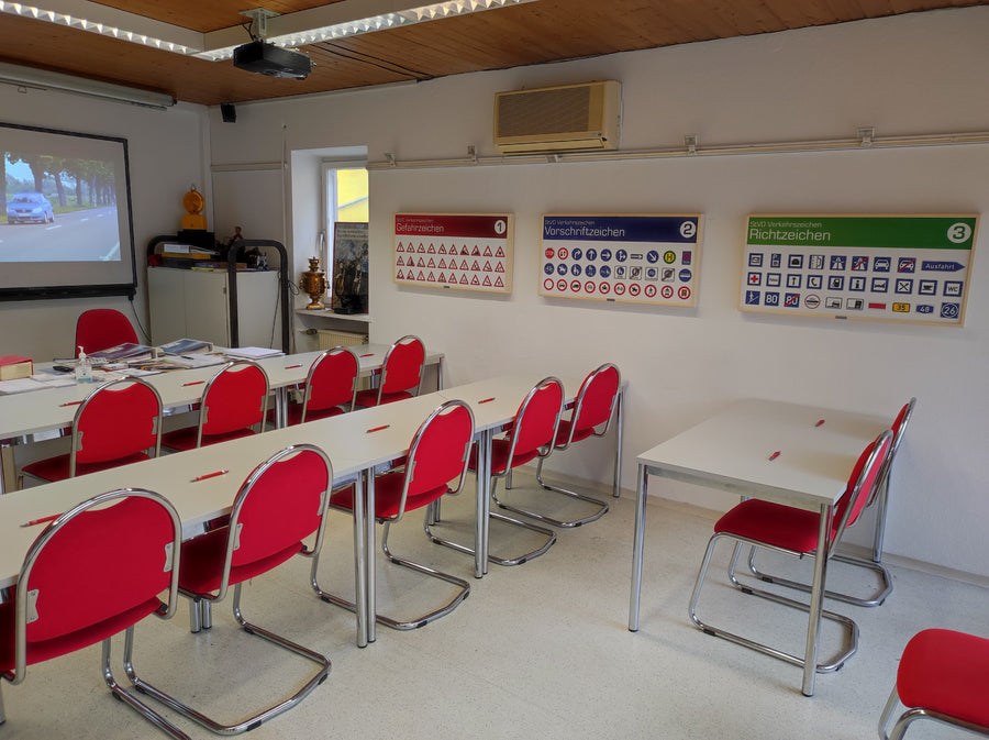 Bedruckte Akustikabsorber mit Verkehrszeichen in einer Fahrschule