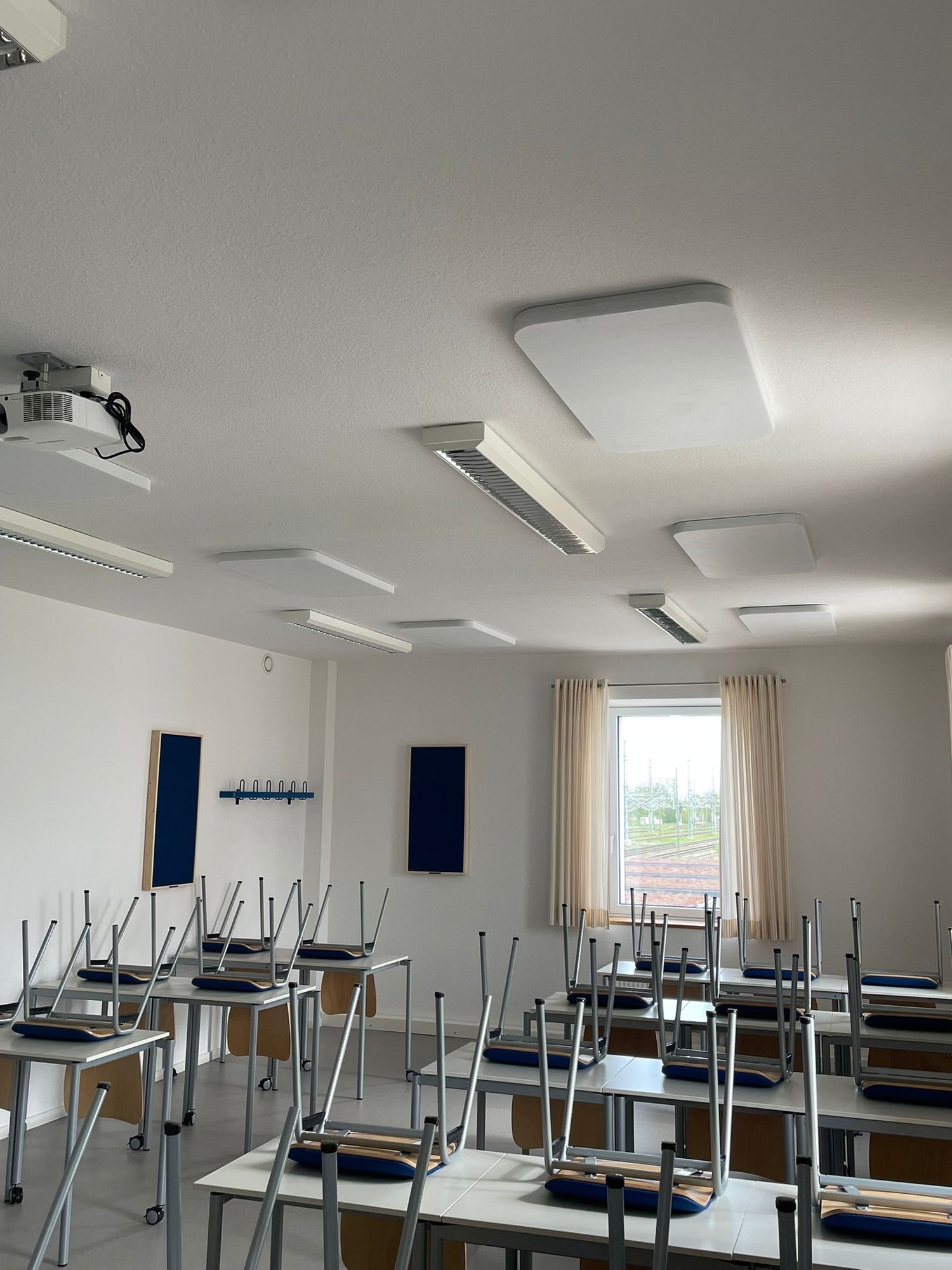 Frankustika ESSENZ Klassenzimmer Deckenelemente und Wandelemente ohne aufwendige Sanierung