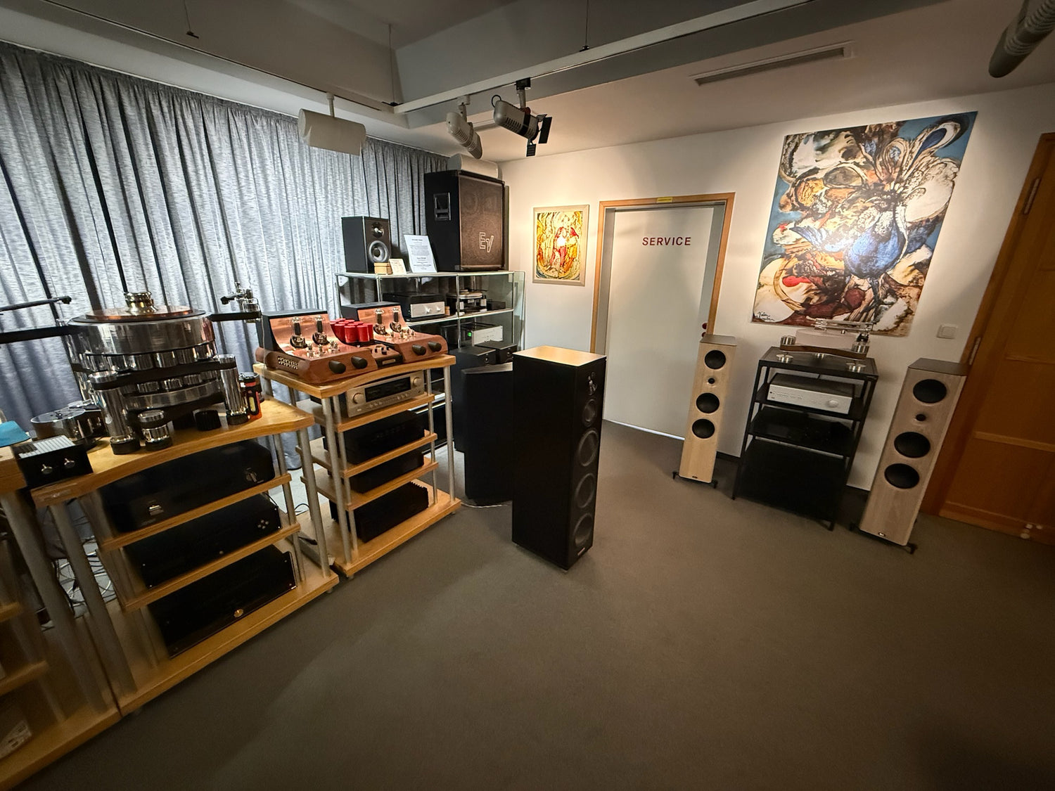 HiFi-Hörraum mit Lautsprechern und akustisch abgestimmter Einrichtung
