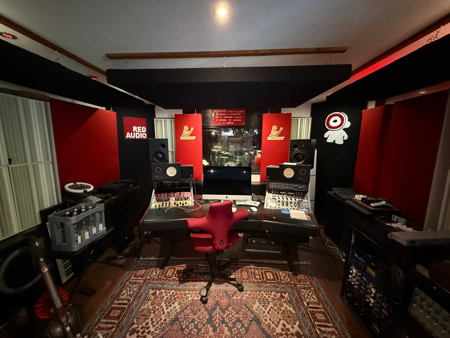 Tonstudio mit Abhörplatz und akustisch gestaltetem Regieraum